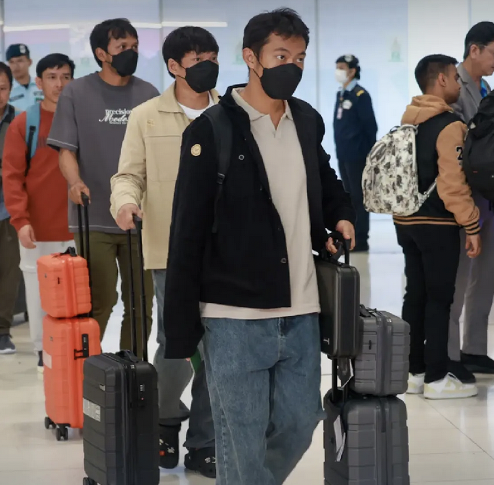 20 crew members from the vessel Mayuree Naree have safely returned home after a Strait of Hormuz attack. Diplomatic efforts continue to find three missing sailors.