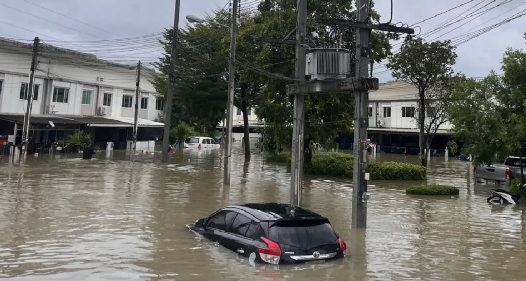 Sri Racha evacuates over 200 households as Pattaya bans boats and Koh Si Chang ferries suspend services
